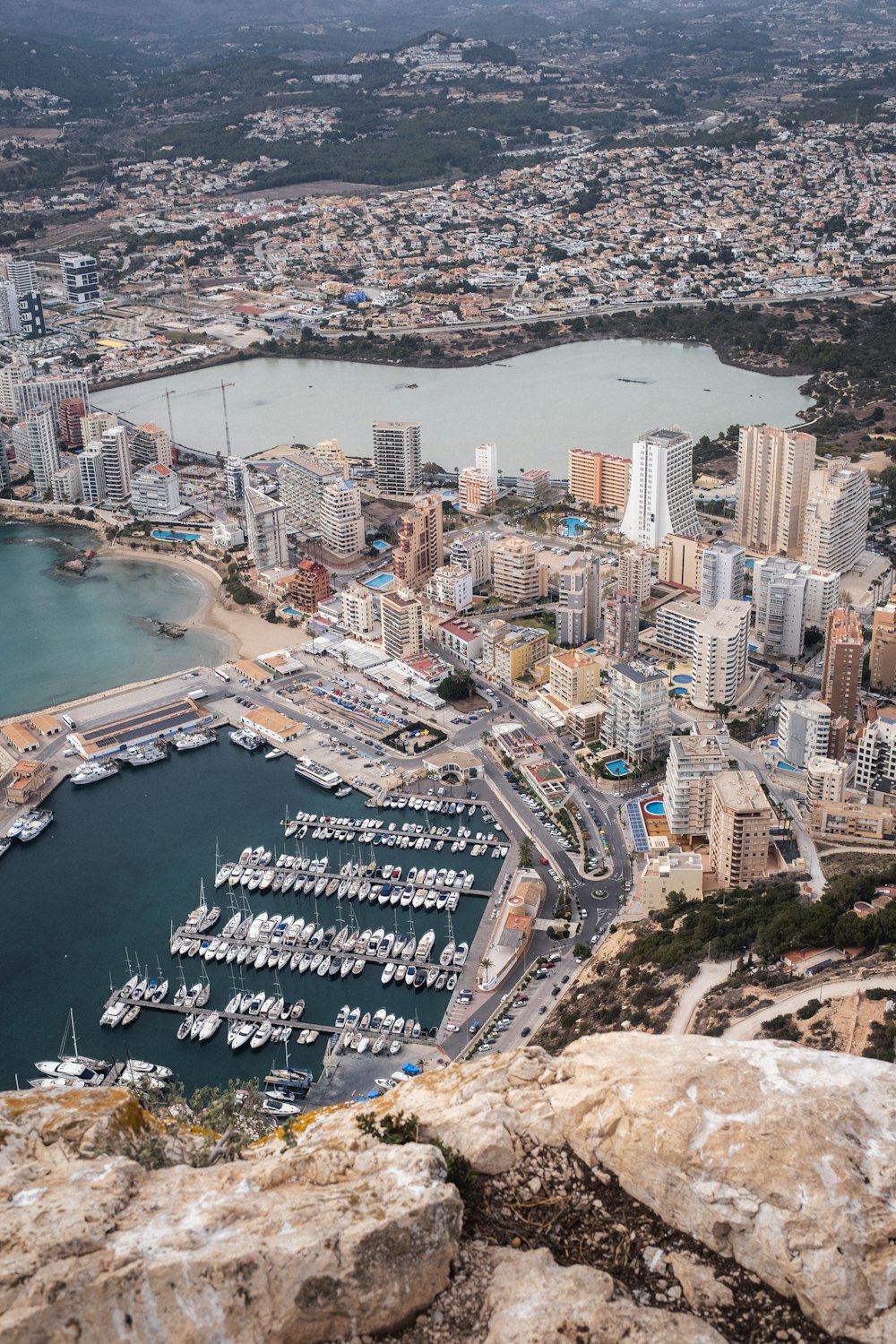 Una vista aérea de una ciudad y un puerto