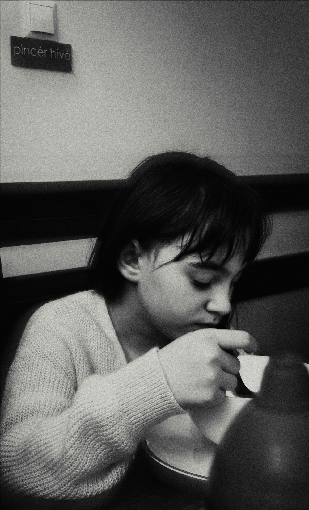 una niña sentada en una mesa comiendo
