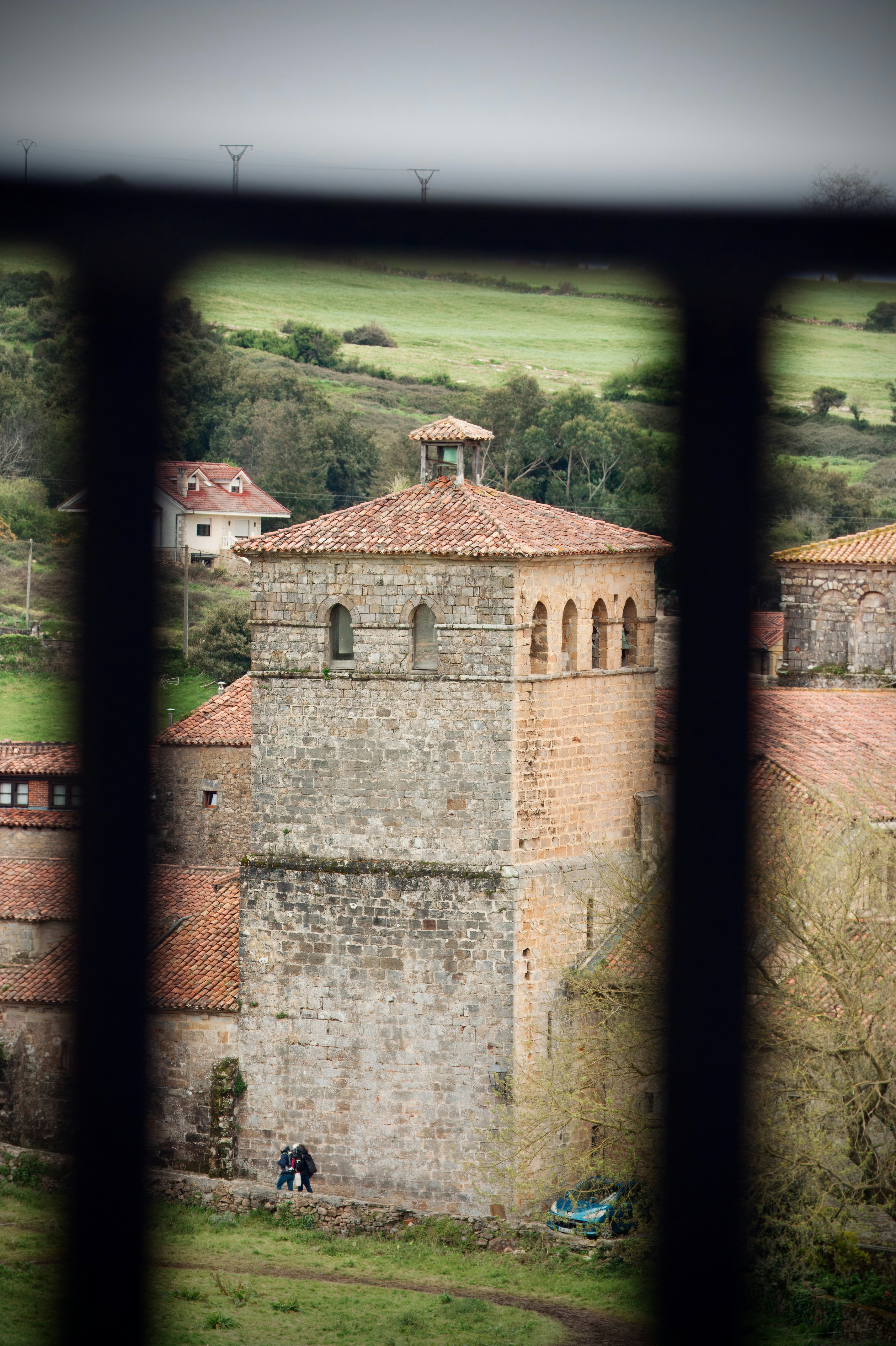uma vista de um edifício através de uma janela