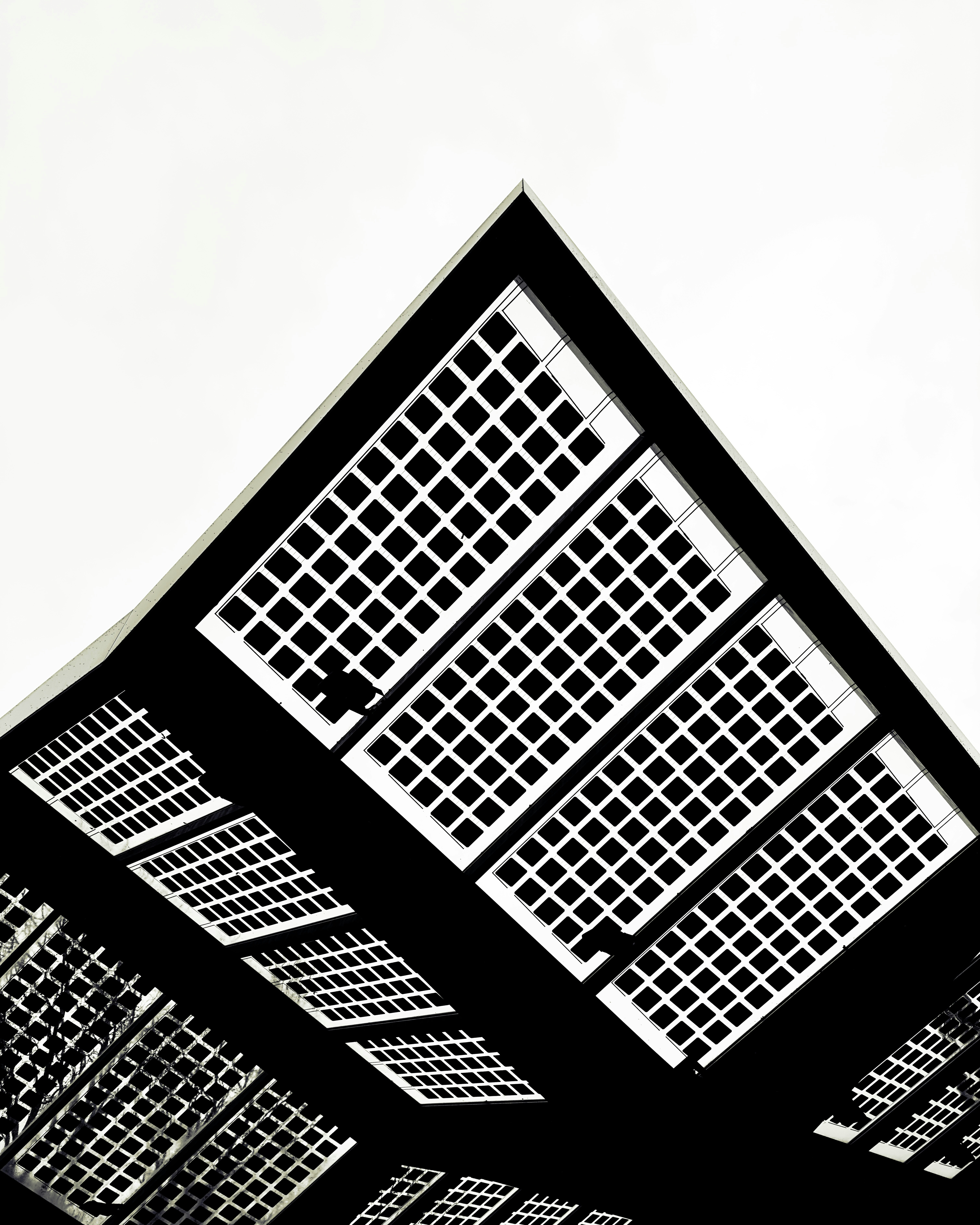 Edge AI, On‑Device Forecasts, and Price Signals: How Latency and Data Fabric Workflows Are Rewriting Inflation Indicators in 2026