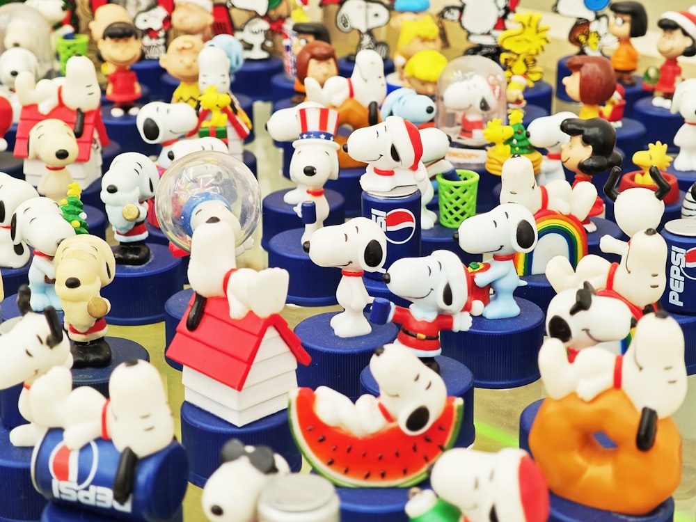 a bunch of small figurines that are on a table