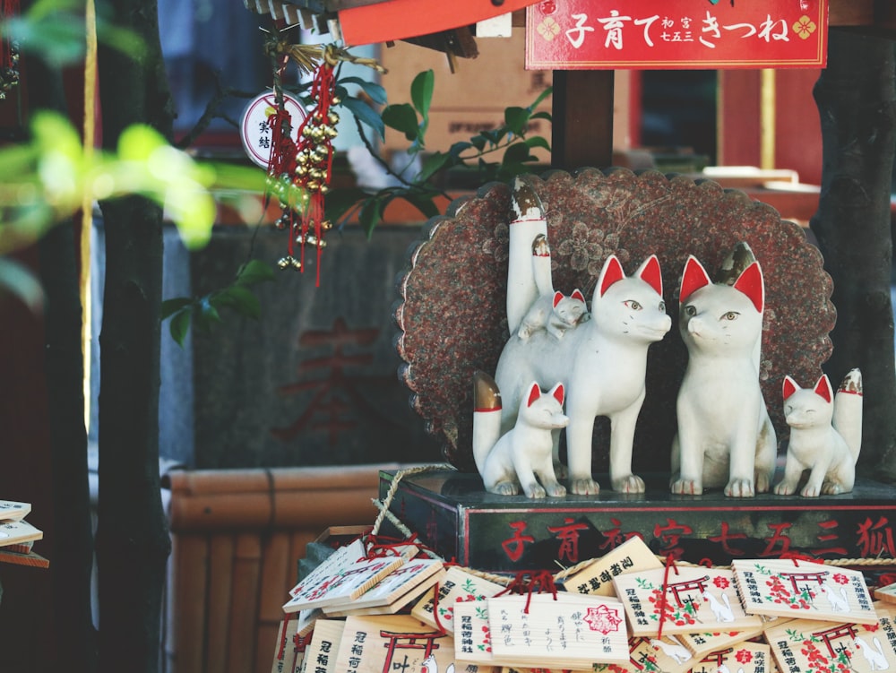 un grupo de gatos blancos sentados encima de una mesa