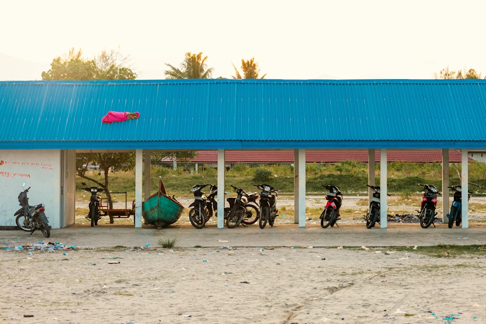 un groupe de motos garées devant un immeuble