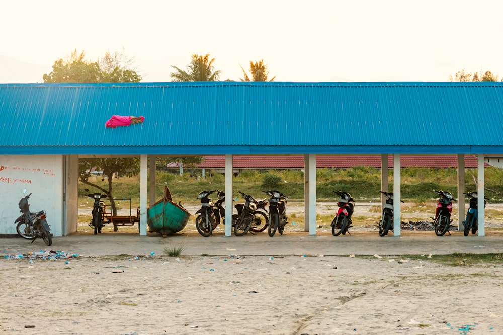 Un grupo de motocicletas estacionadas frente a un edificio