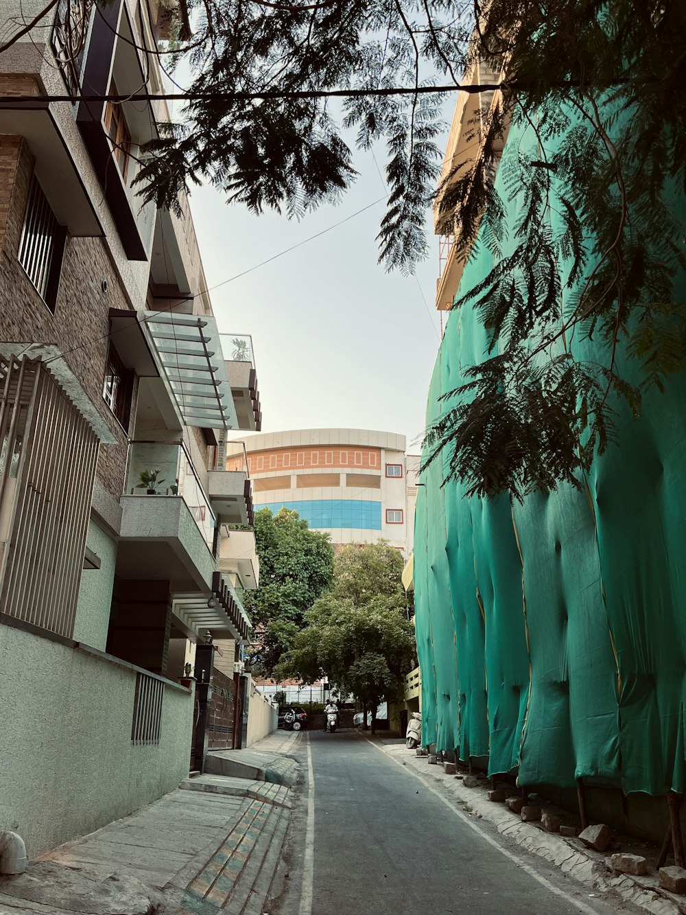 a narrow street with a building in the background