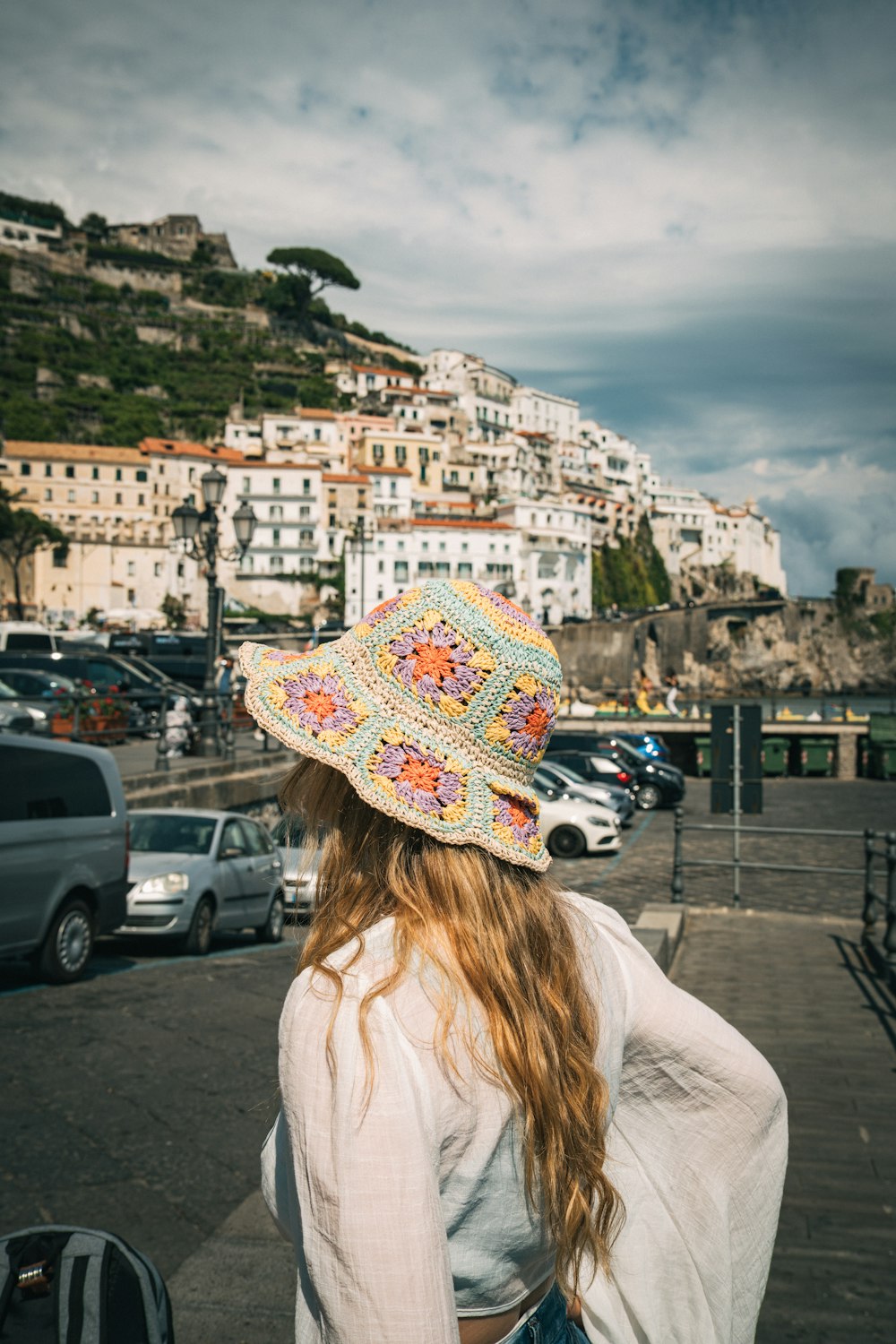 une femme portant un chapeau debout dans un parking