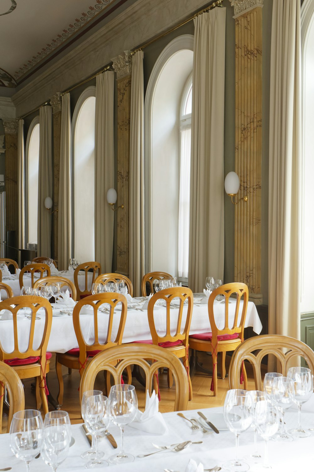 Un comedor lleno de mesas y sillas