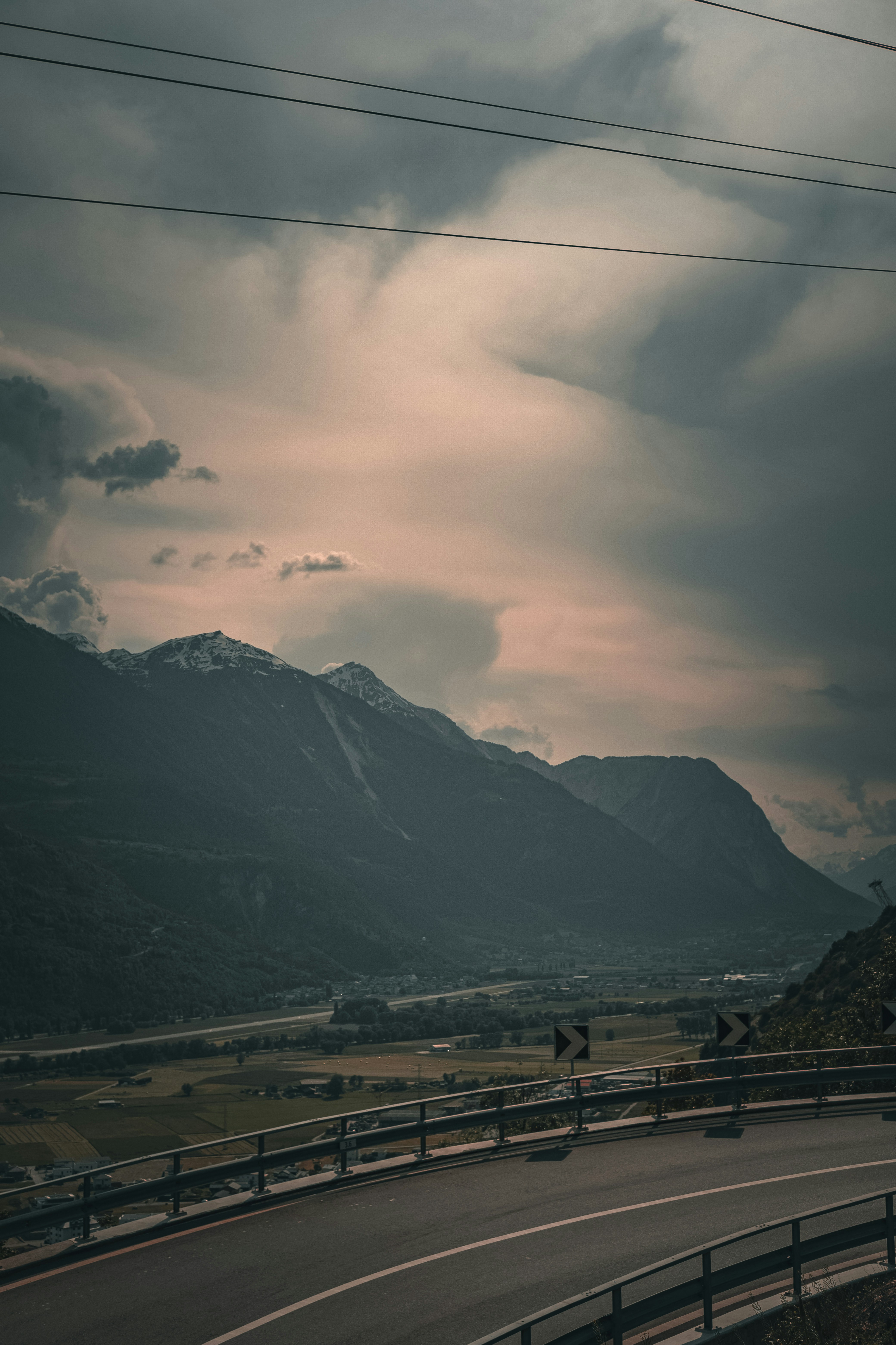Blick auf eine Autobahn mit Bergen im Hintergrund