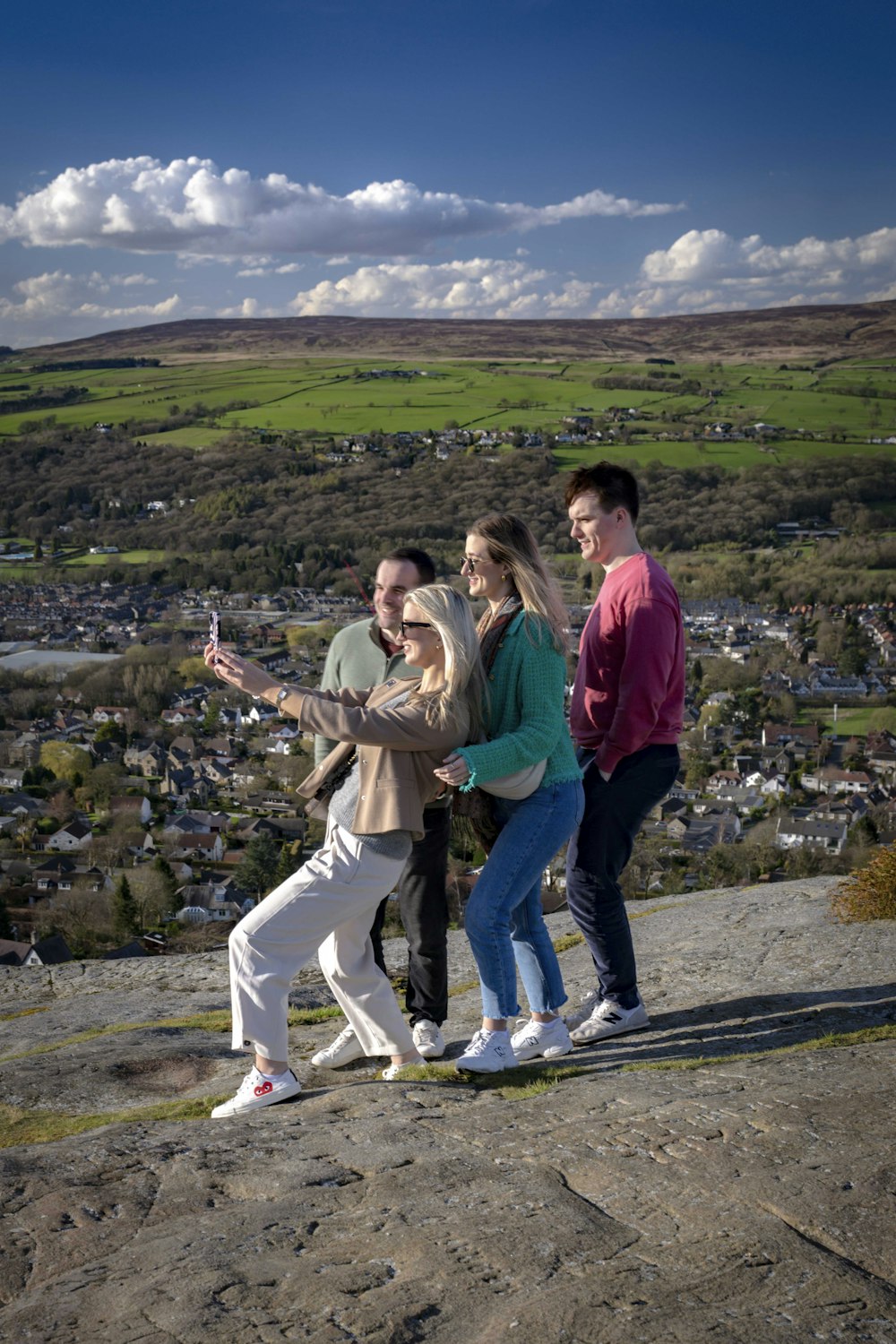 Un grupo de personas de pie en la cima de una colina