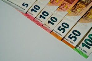 a row of ten hundred dollar bills sitting on top of a table