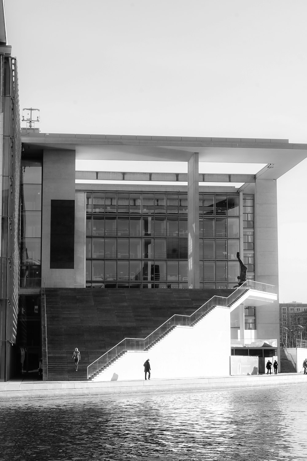 Ein Schwarz-Weiß-Foto eines Gebäudes mit Treppe