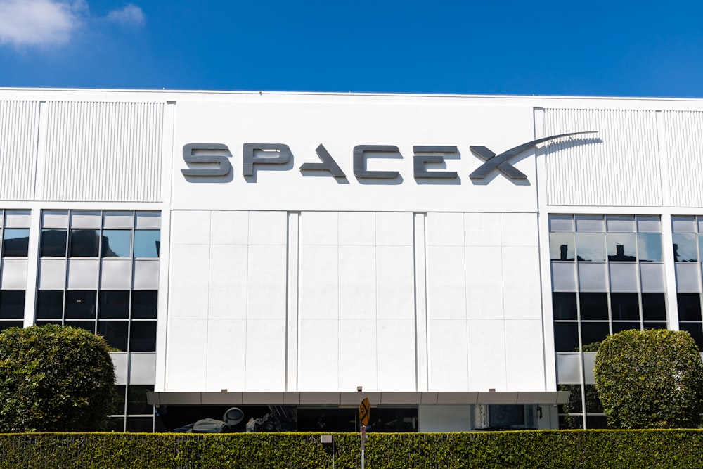Un edificio con un letrero que dice SpaceX