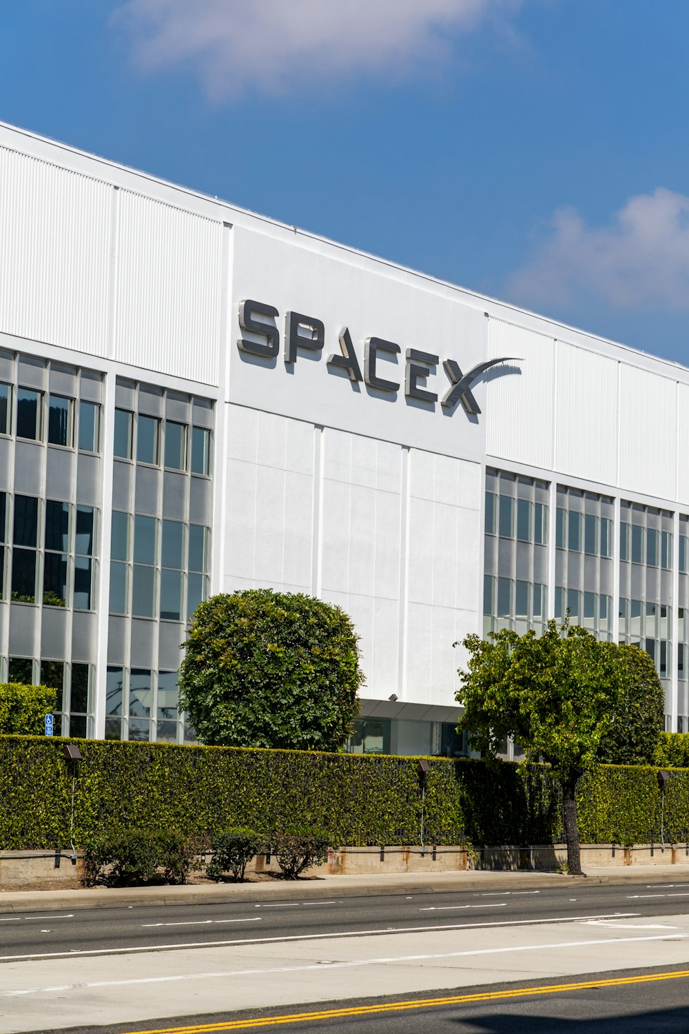 Un edificio que tiene un letrero de SpaceX en el costado