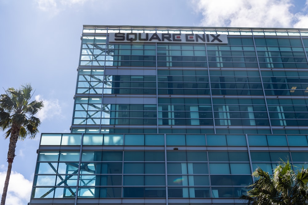 Um edifício alto com uma placa que diz Square Enix