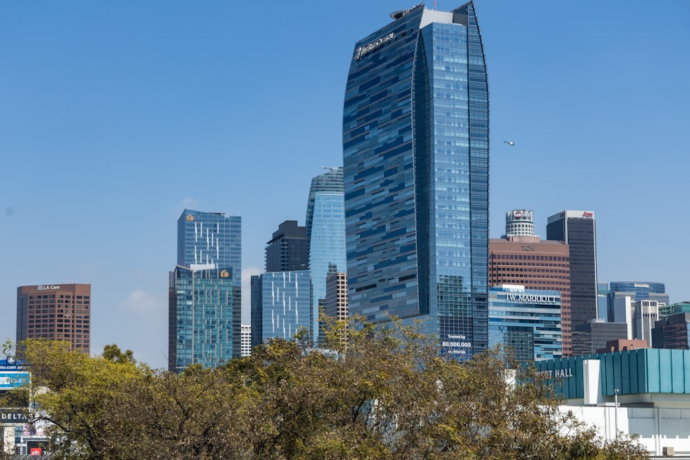 a very tall building in a big city