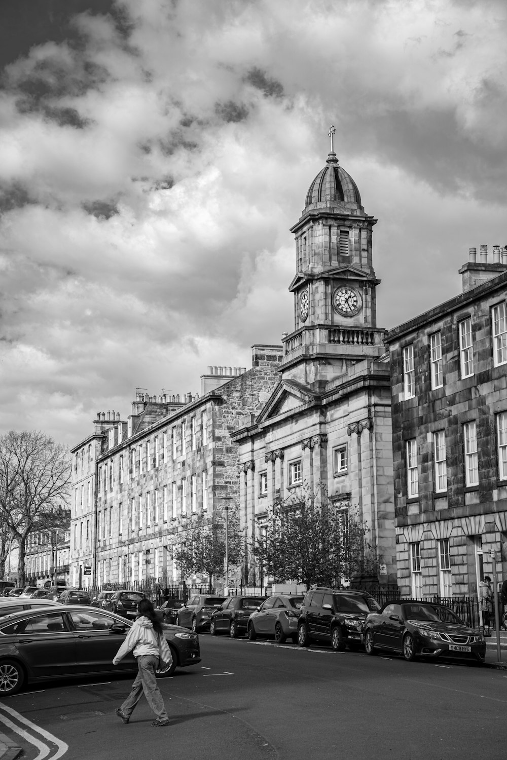 a black and white photo of a city street