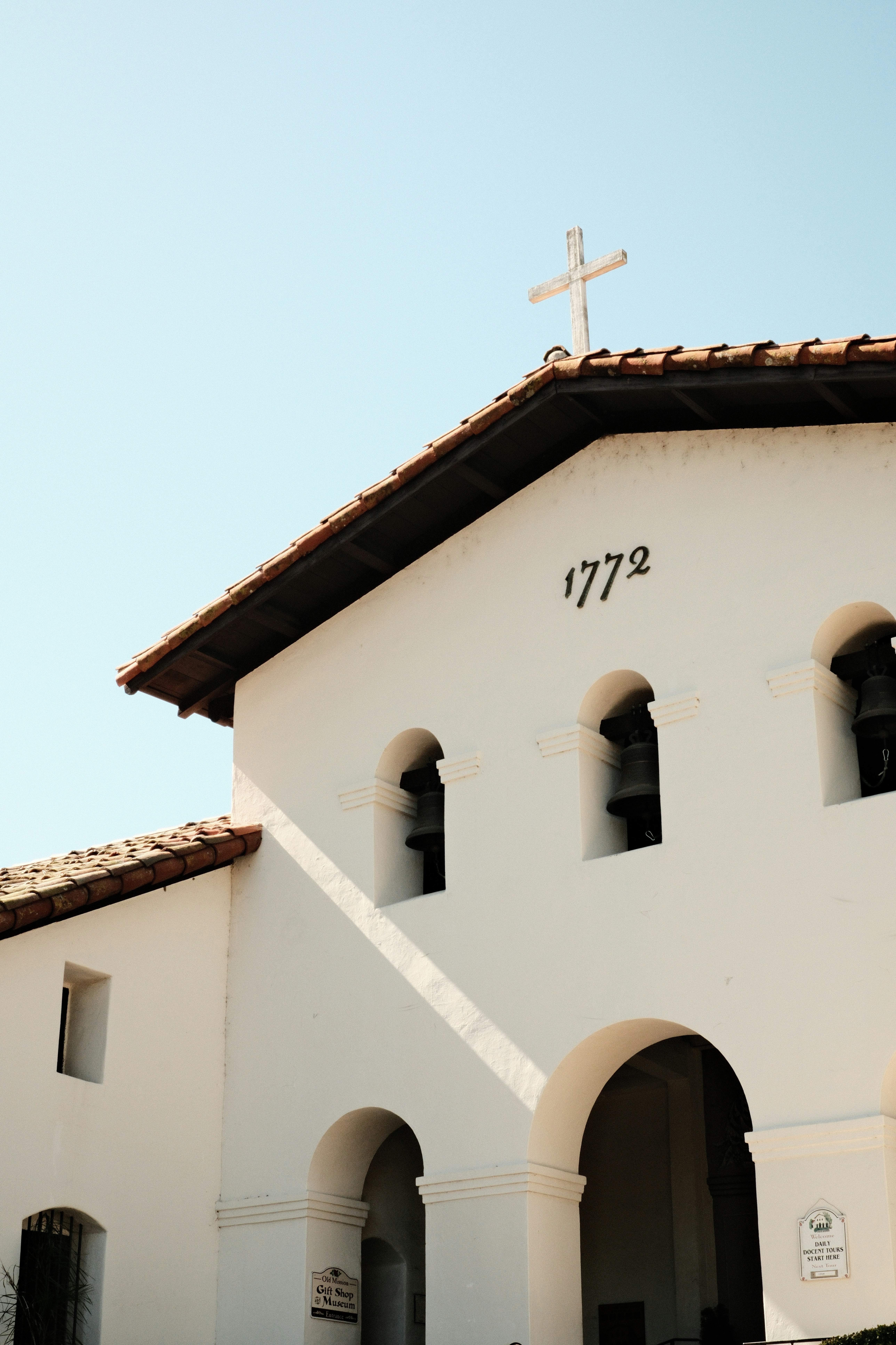 una chiesa bianca con una croce in cima