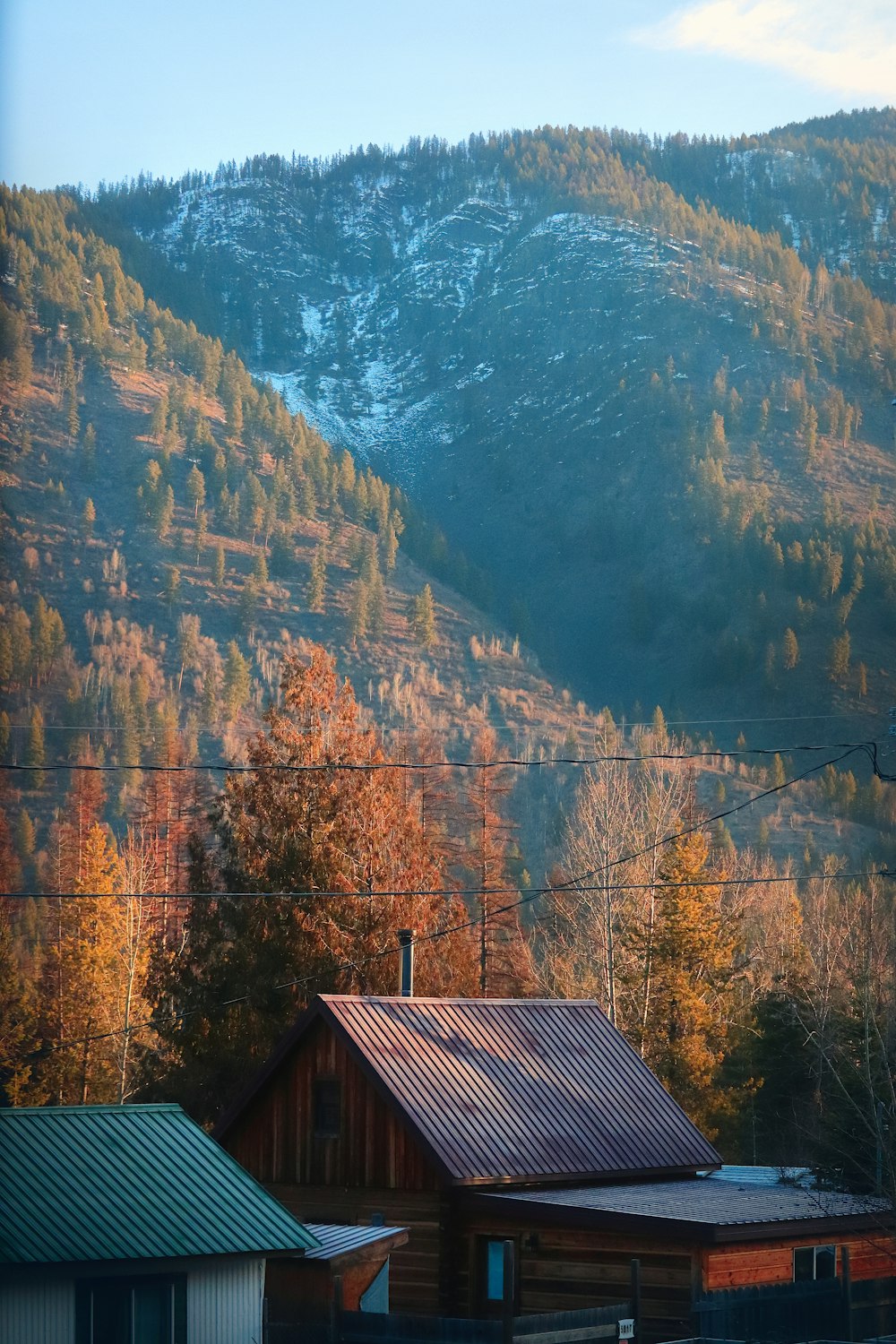 una casa en las montañas con una montaña al fondo