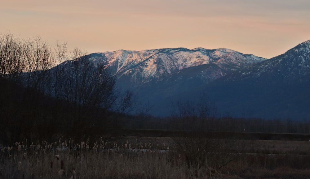 Las montañas se cubren de nieve al atardecer