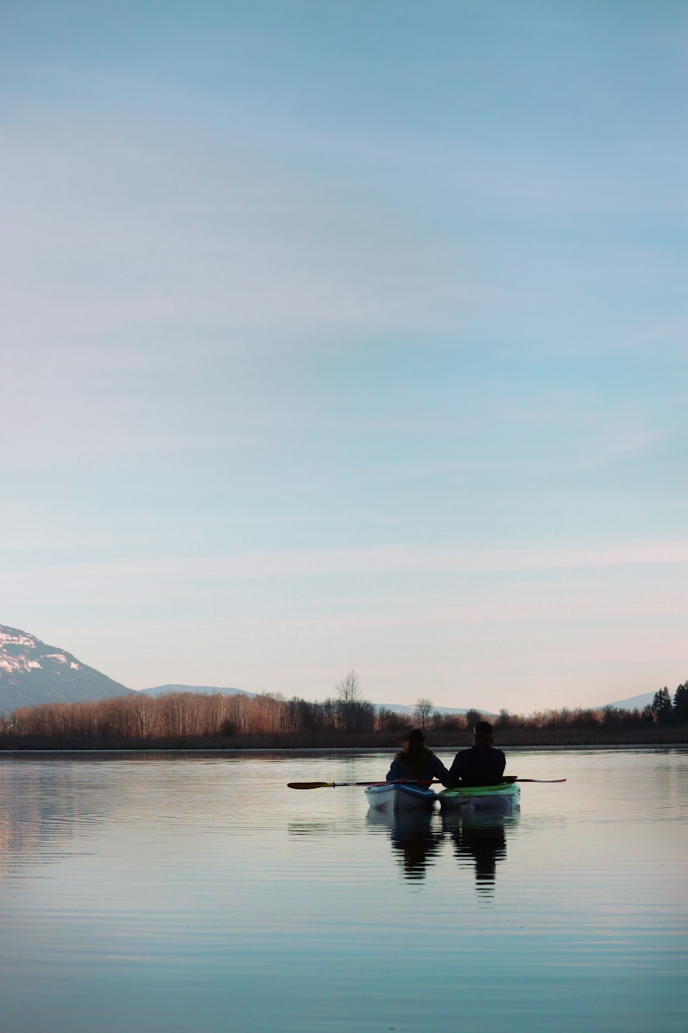 Dos personas en un bote de remos en un lago