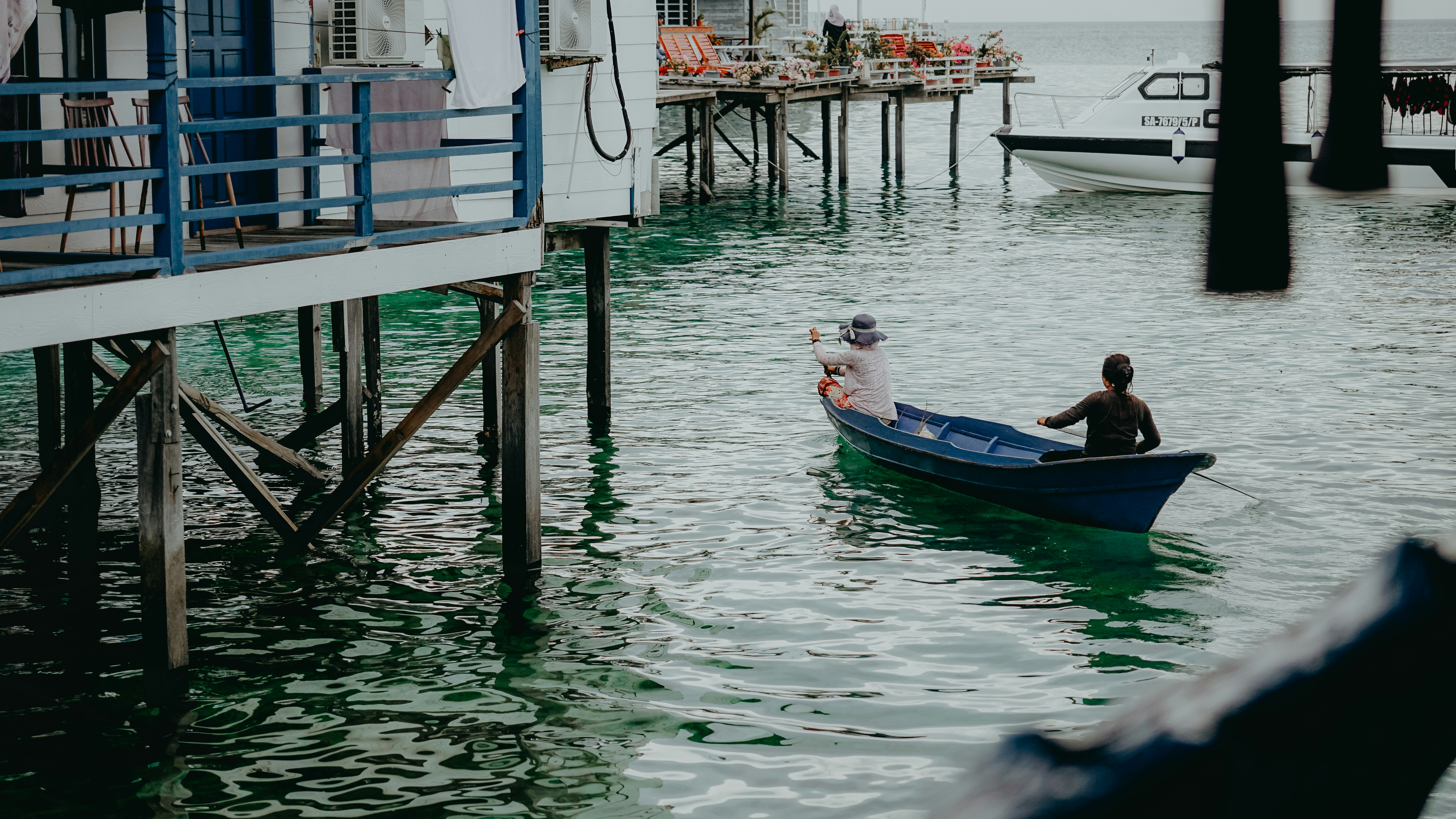 due persone in una piccola barca in uno specchio d'acqua
