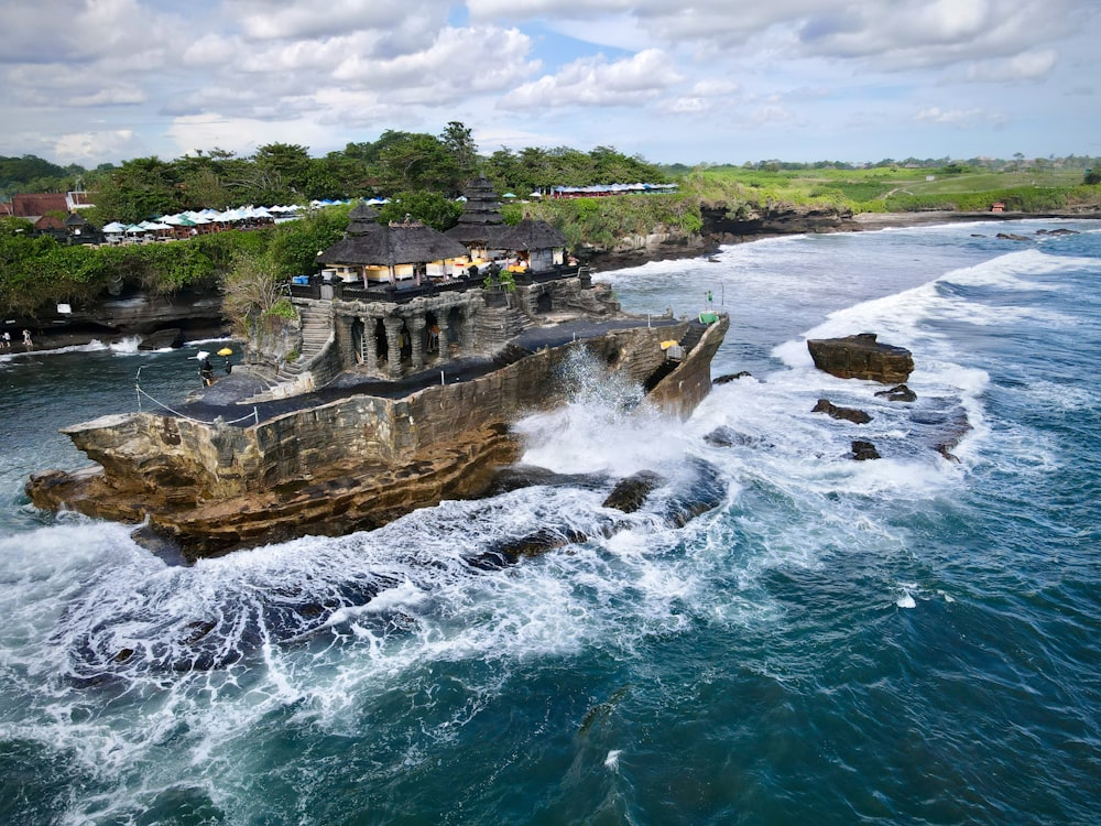 una gran masa de agua junto a una costa rocosa