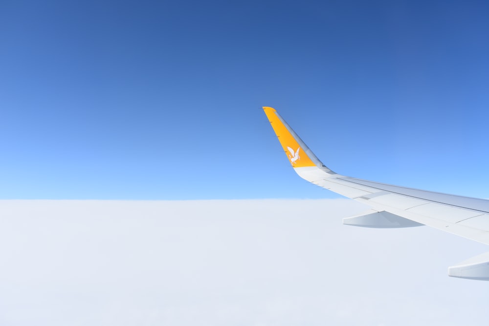 a view of the wing of an airplane in the sky