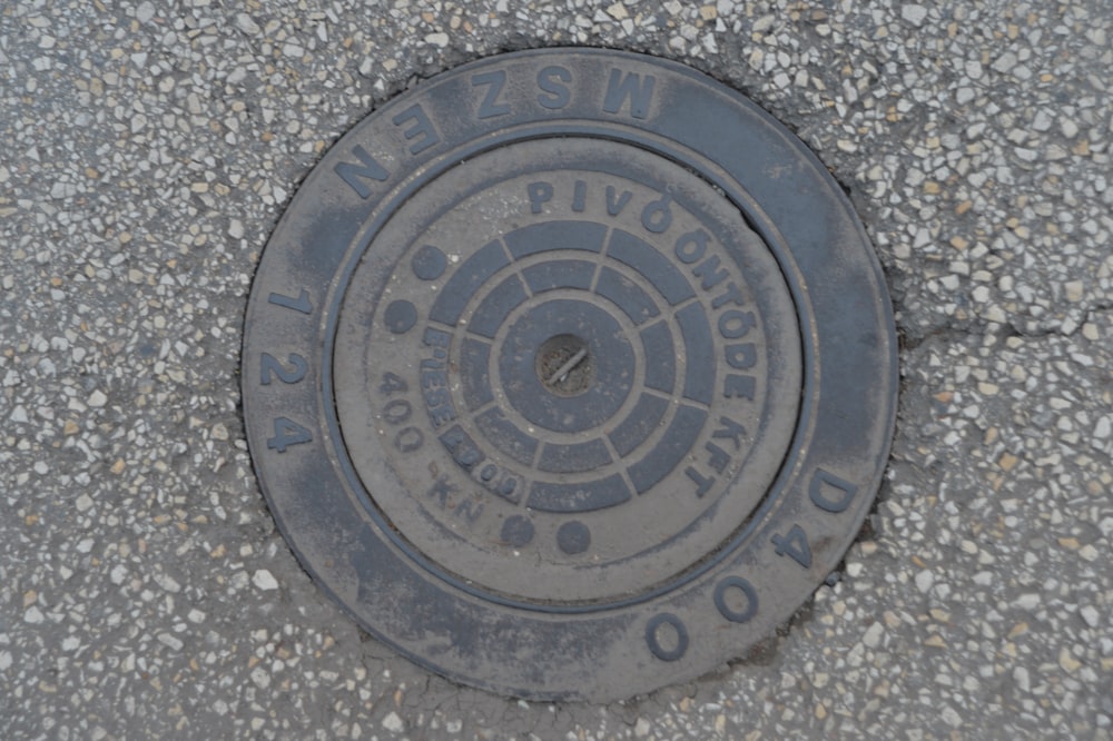 a manhole cover on the ground with a circle design