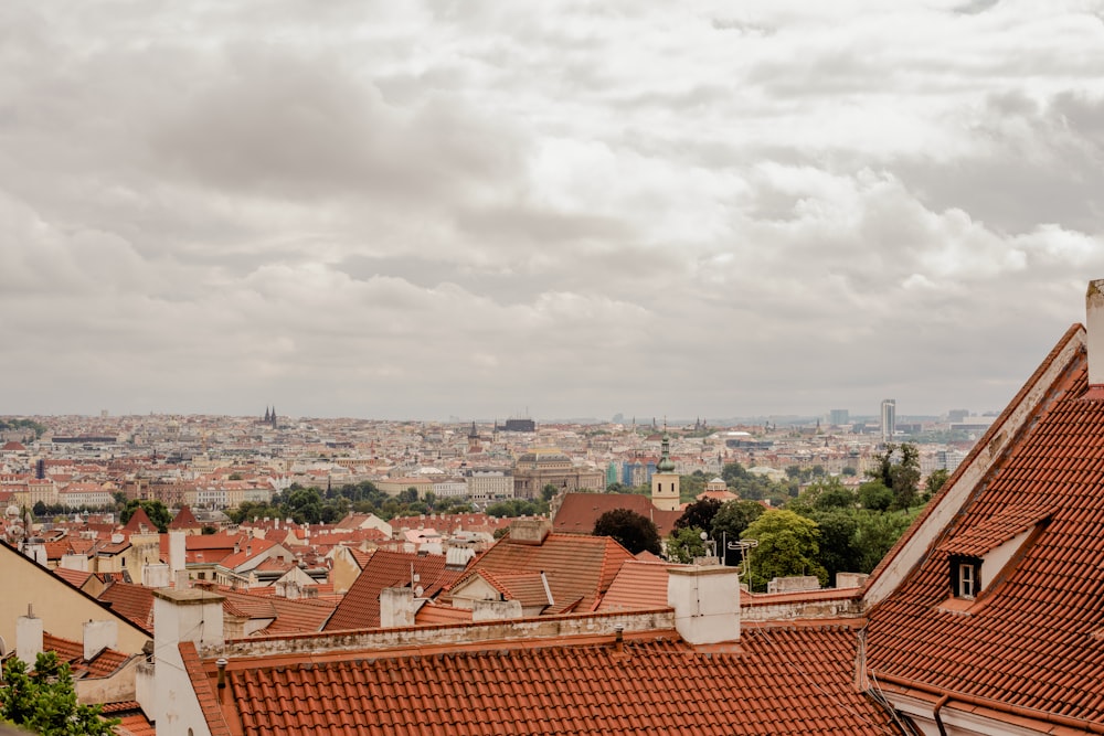 Blick auf eine Stadt von der Spitze eines Gebäudes