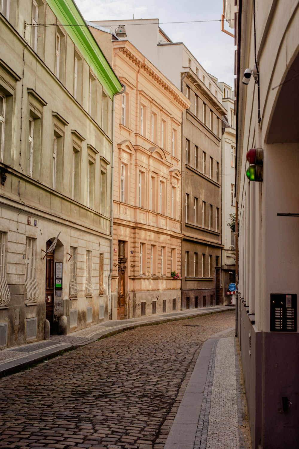 Eine Kopfsteinpflasterstraße in einer europäischen Stadt