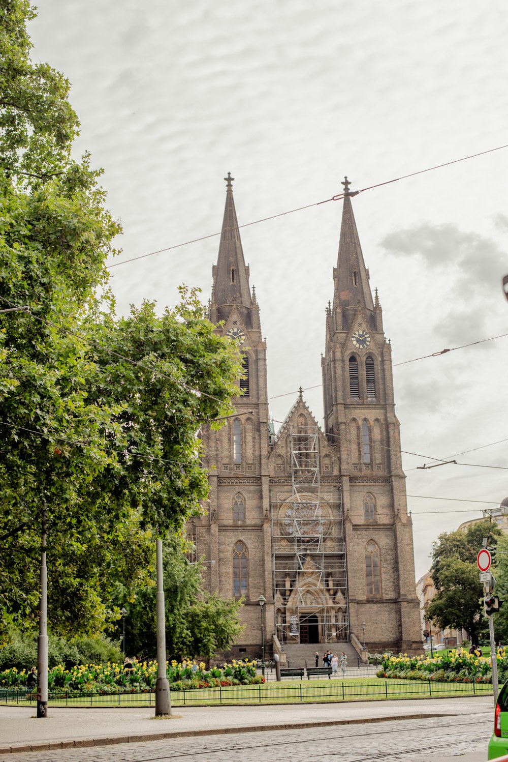 eine große Kathedrale mit einer Uhr an der Vorderseite