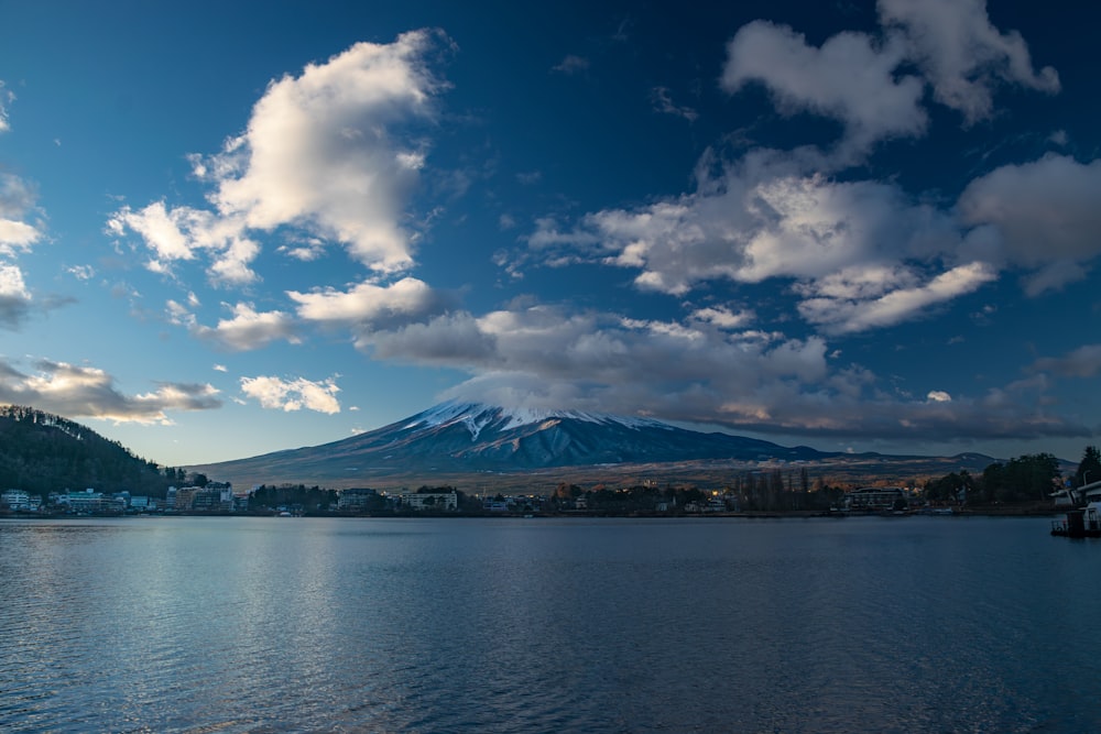 um lago com uma montanha ao fundo