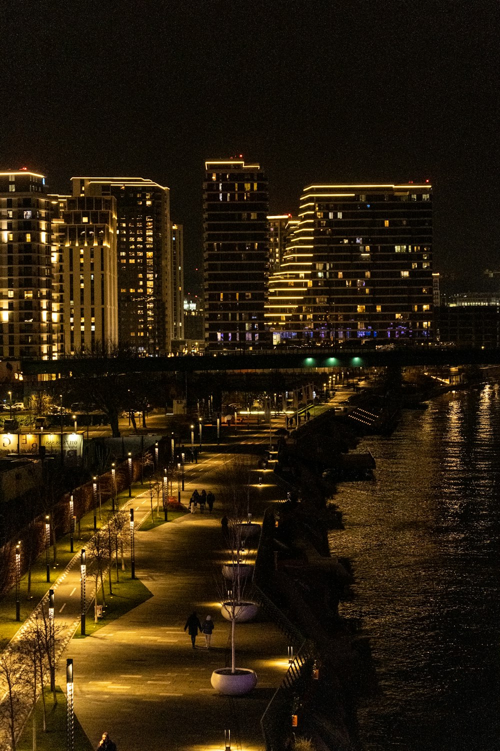 Una vista de una ciudad por la noche desde el otro lado del agua