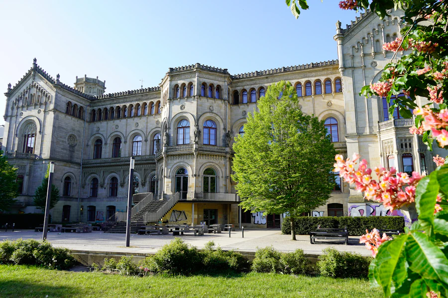 Выпускники отмечают окончание учёбы на фоне исторических зданий европейского университета