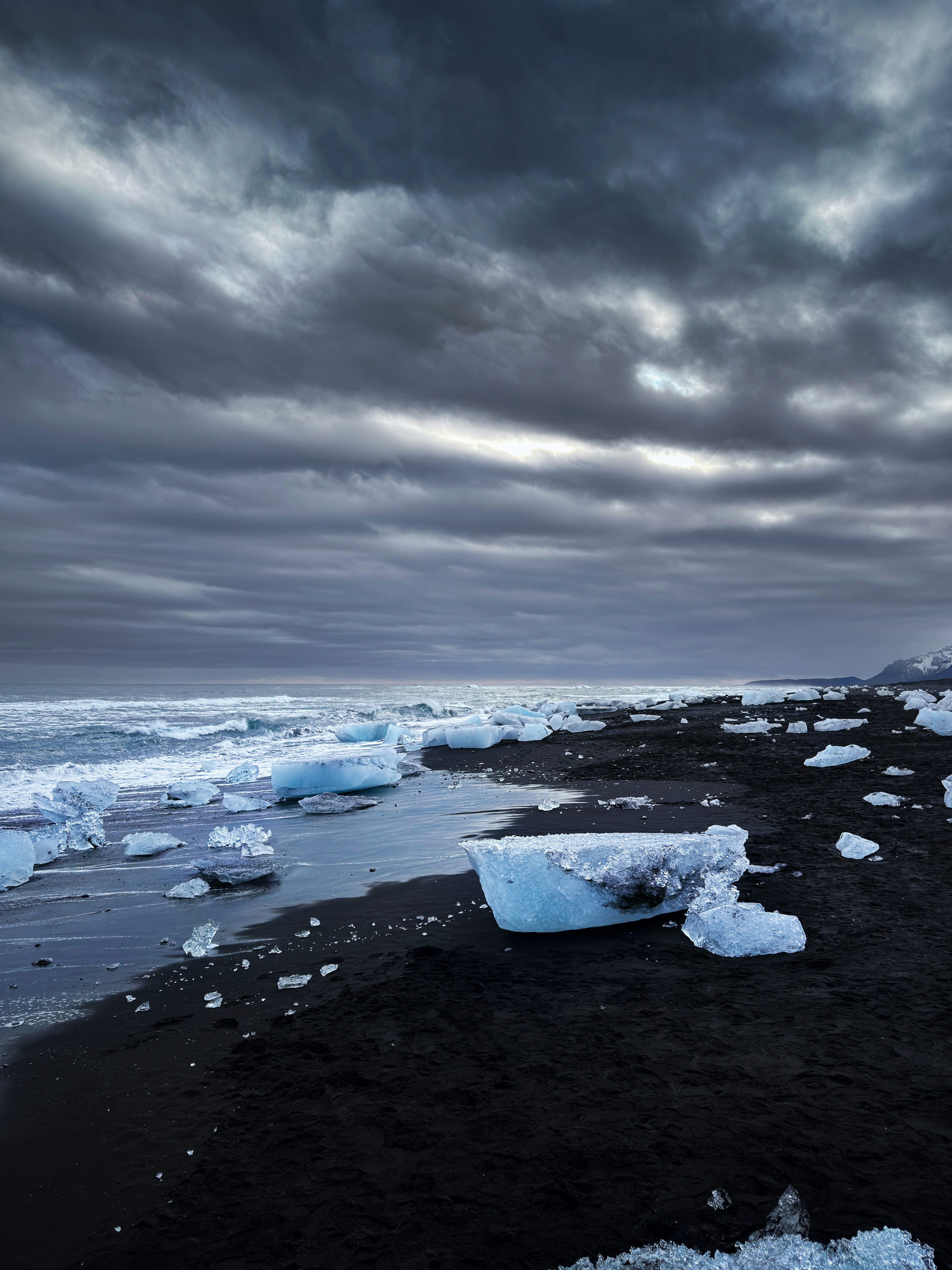 Eine Gruppe von Eisbergen, die auf einem Gewässer treiben