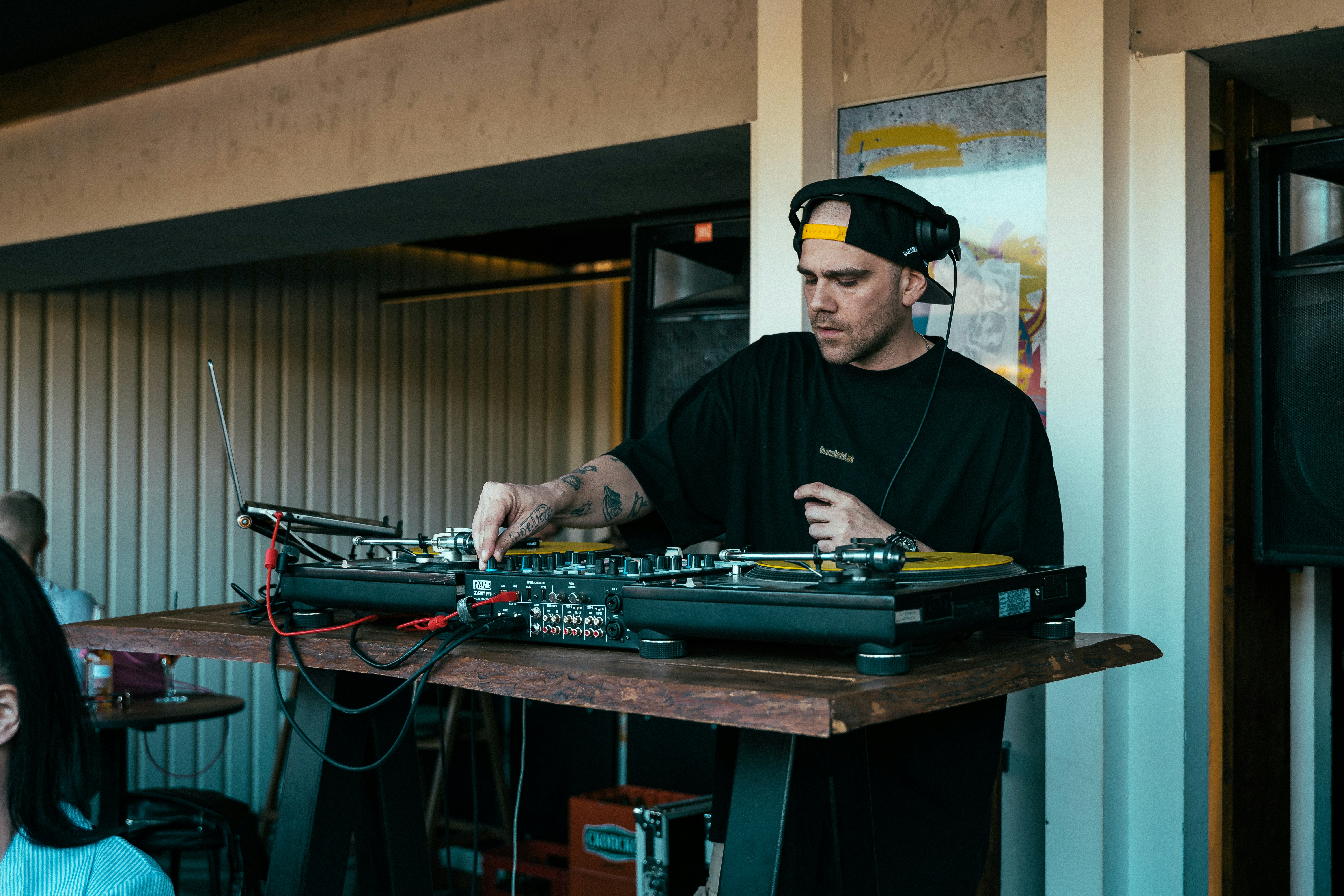 Image de Top 10 DJs techno français incontournables pour animer un afterwork à Toulouse