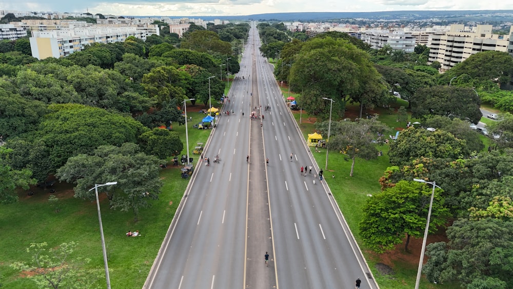 une vue aérienne d’une rue de la ville avec une longue rangée d’arbres