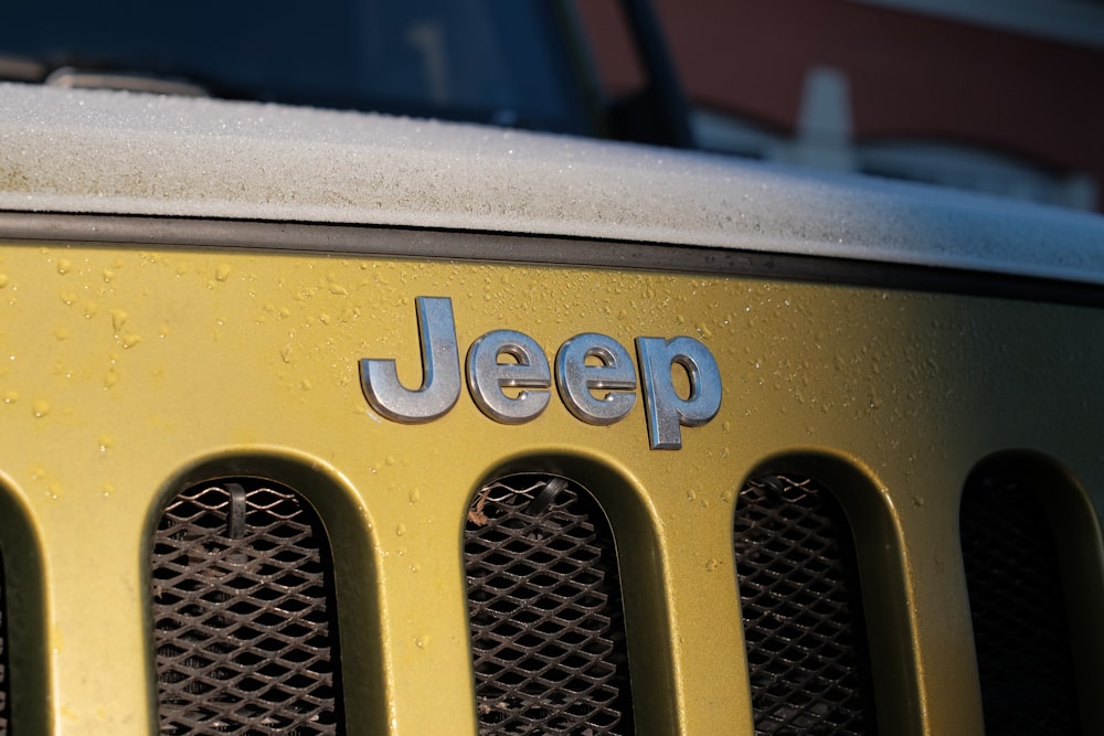 a jeep grille with the word jeep on it