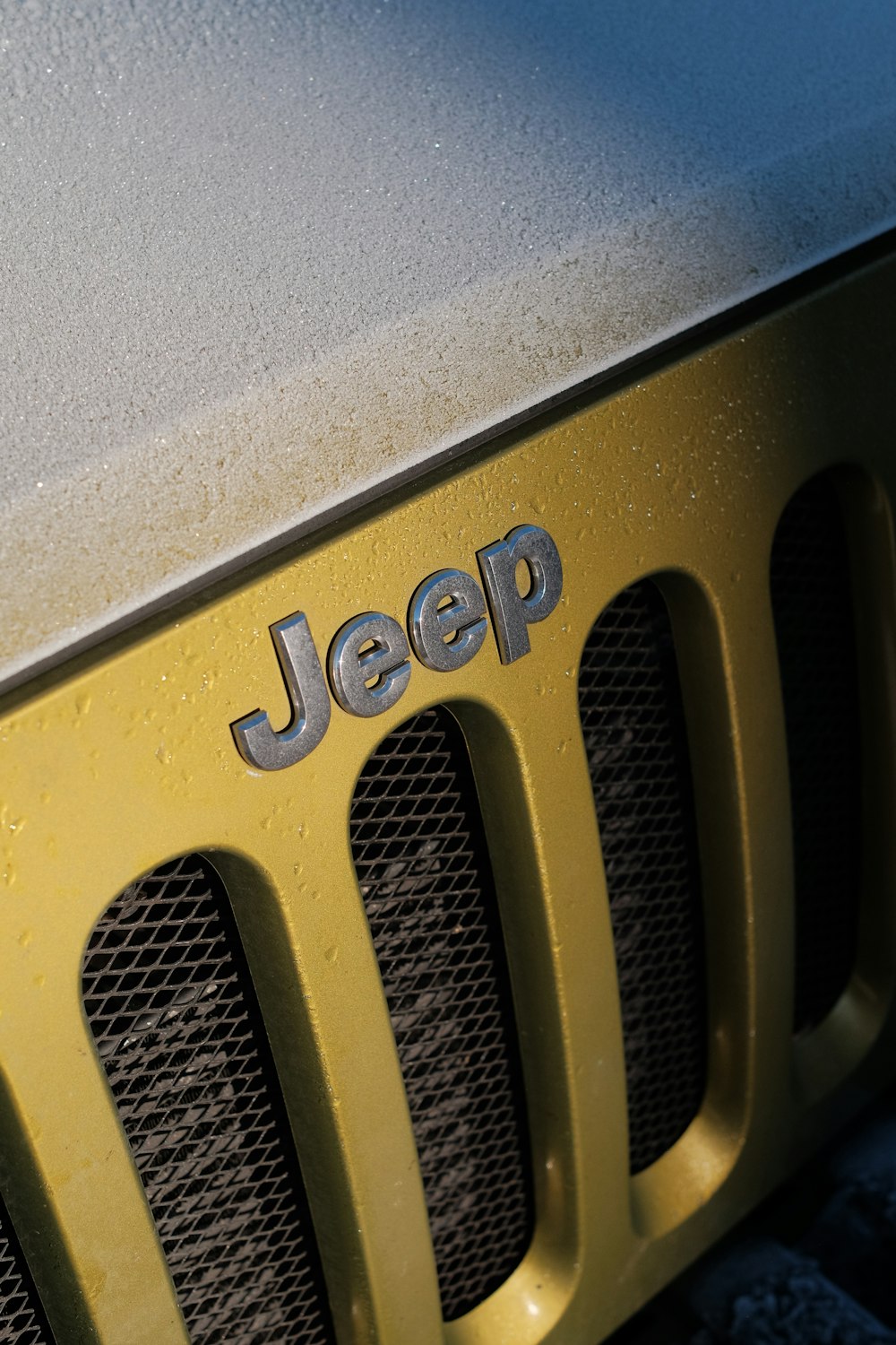 a jeep grill with the word jeep on it