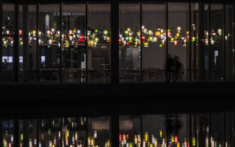 le reflet d’un bâtiment dans l’eau