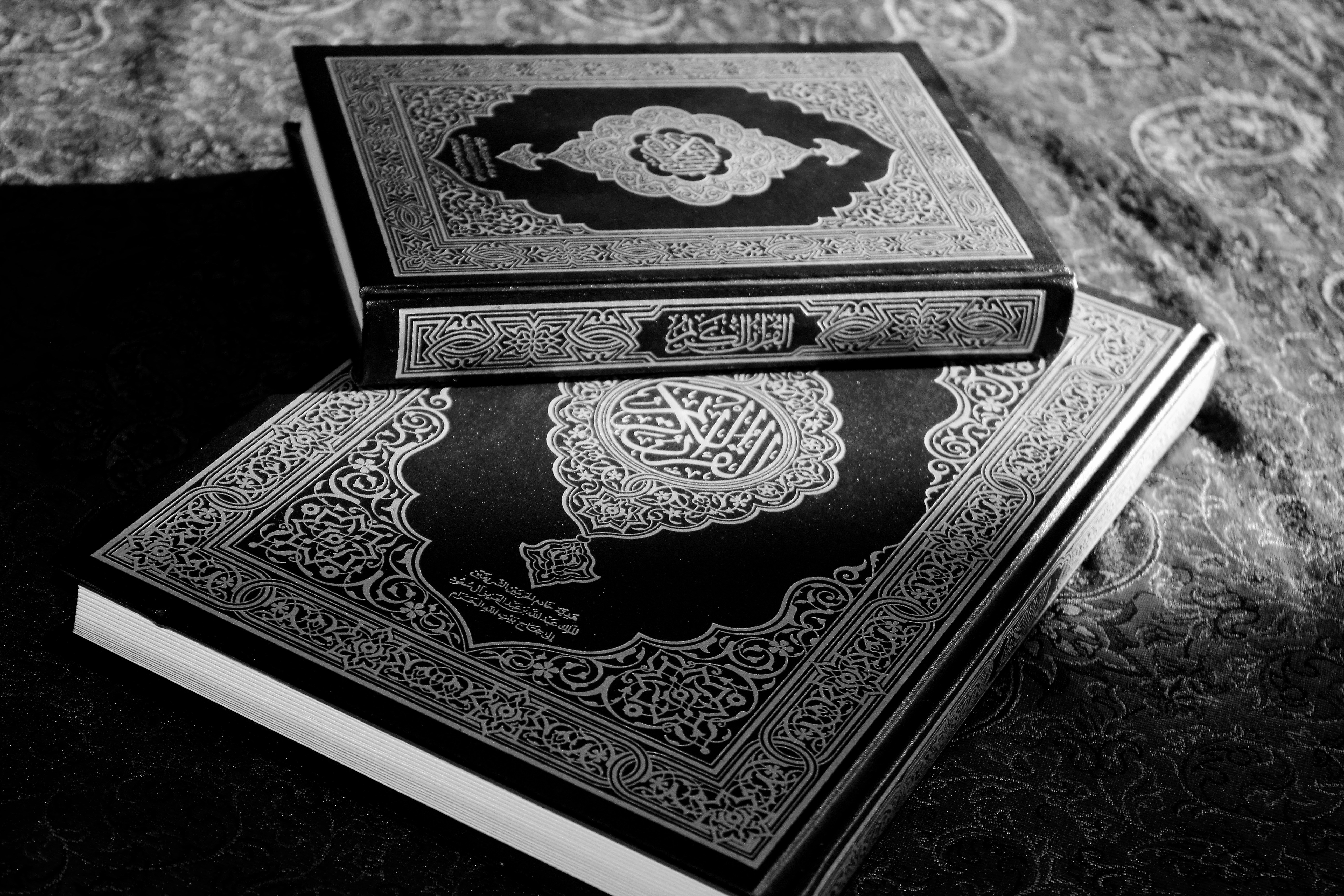 beberapa buku duduk di atas meja