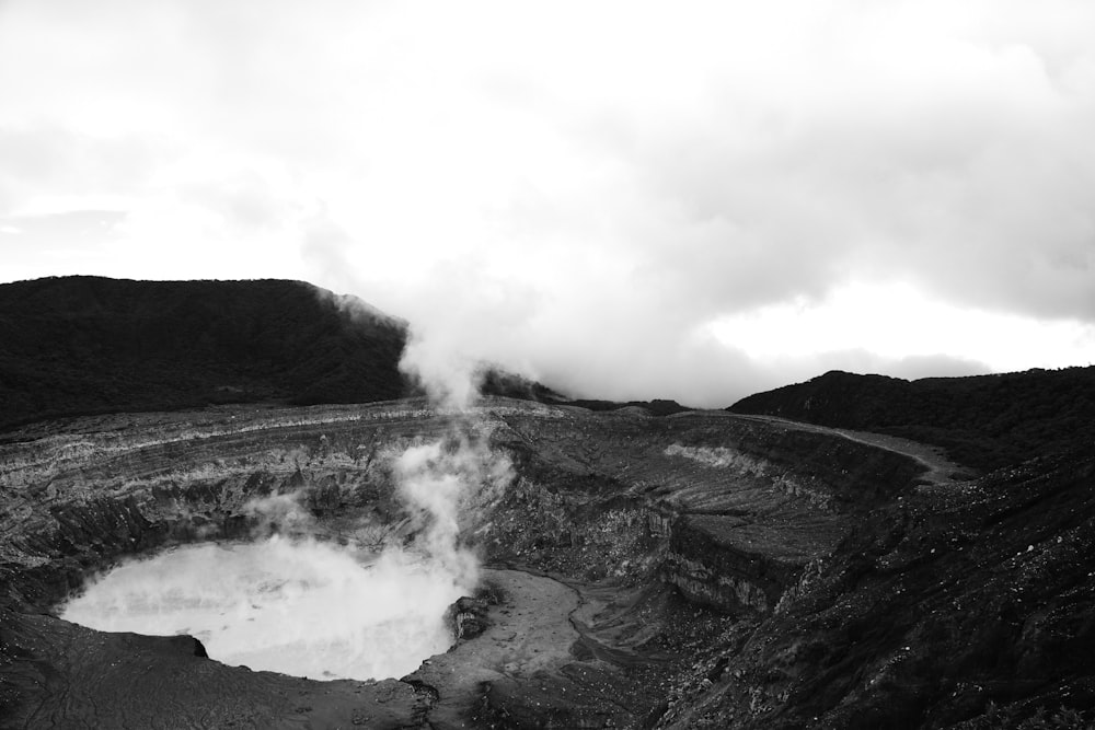 Una foto in bianco e nero di un cratere