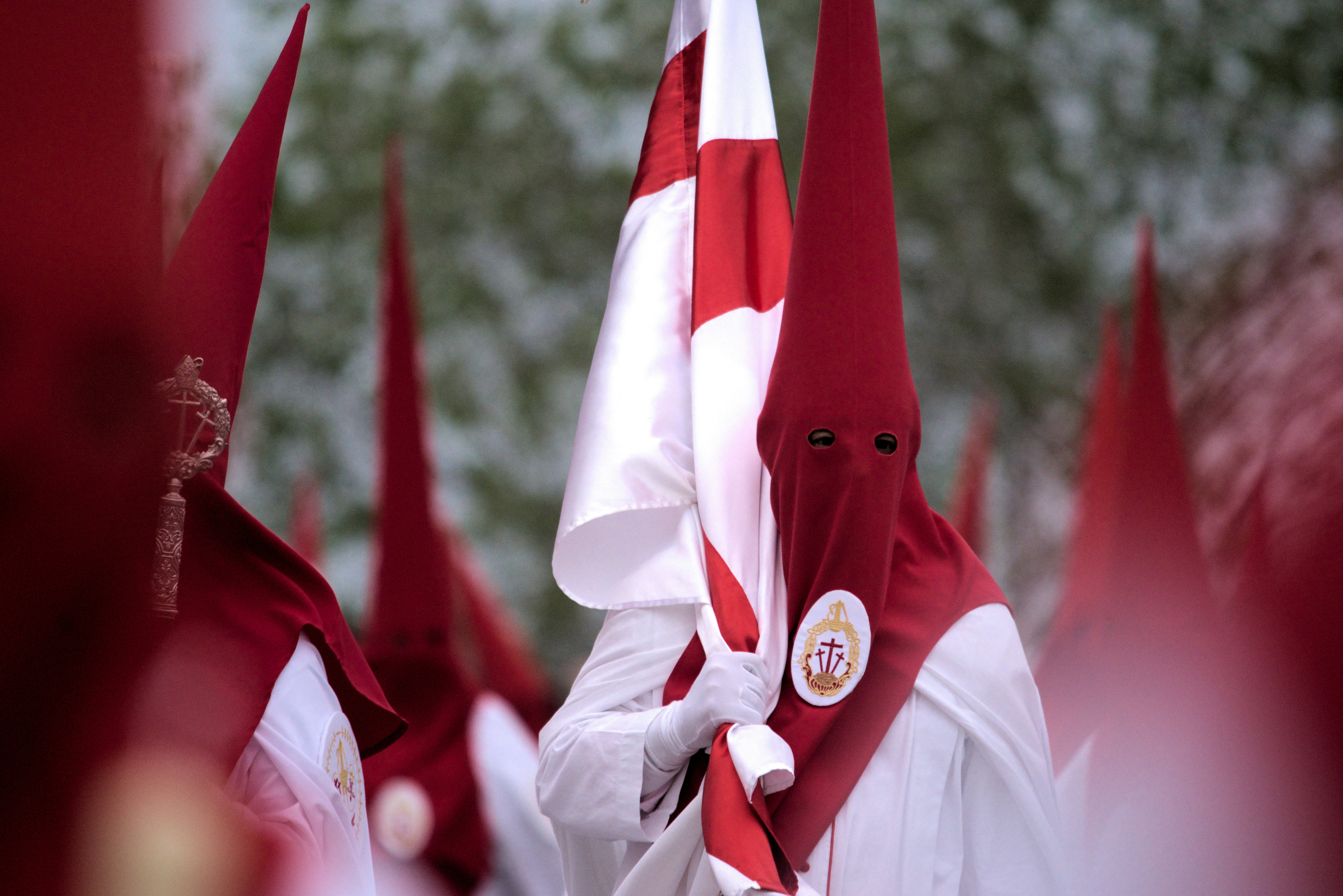 sekelompok orang dengan bendera merah dan putih