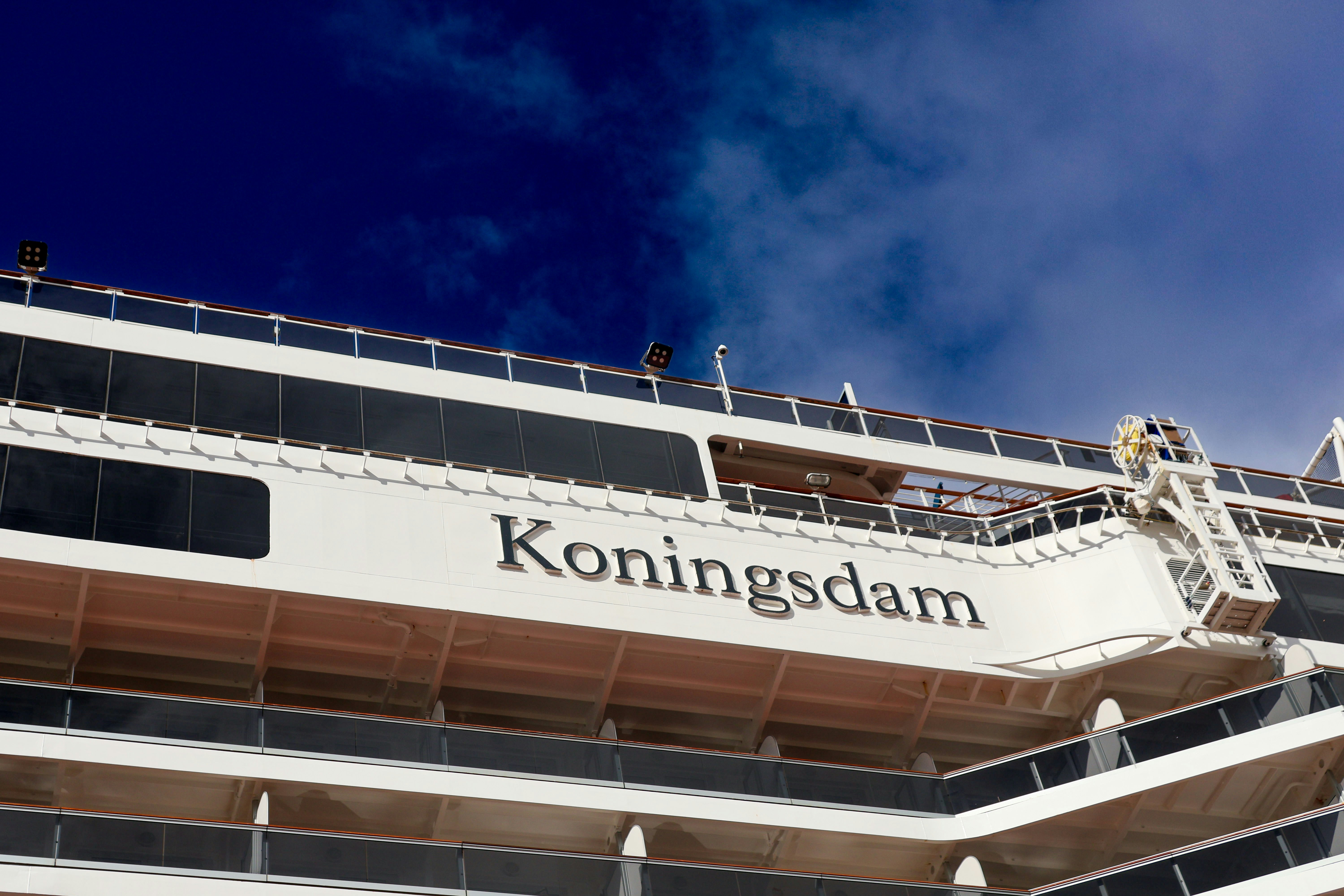 a cruise ship with the name koningsdam on it