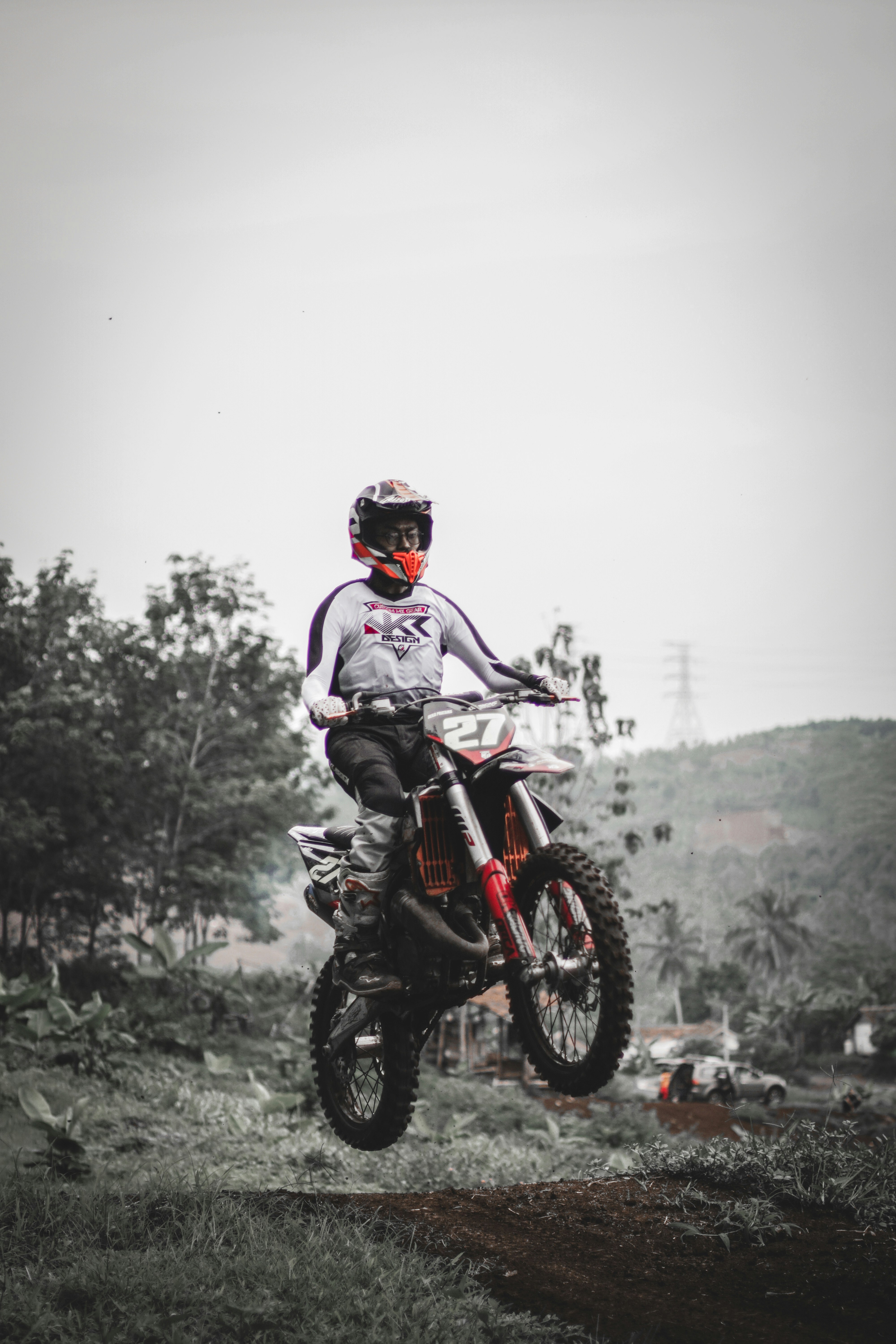 Eine Person auf einem Dirtbike, die über einen Hügel springt