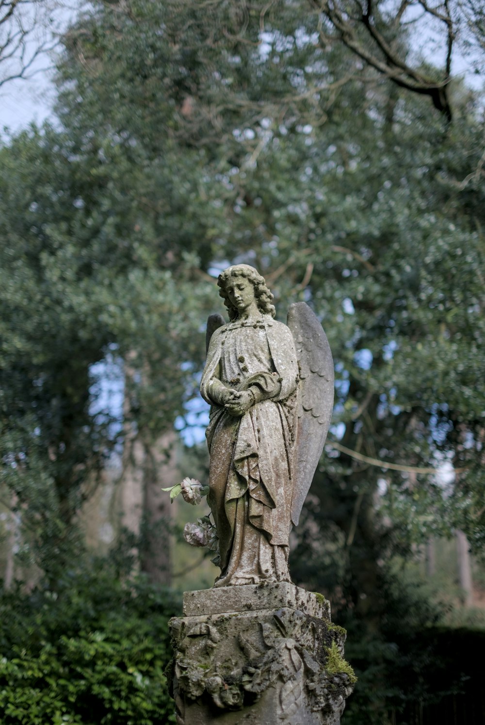 une statue d’ange dans un cimetière