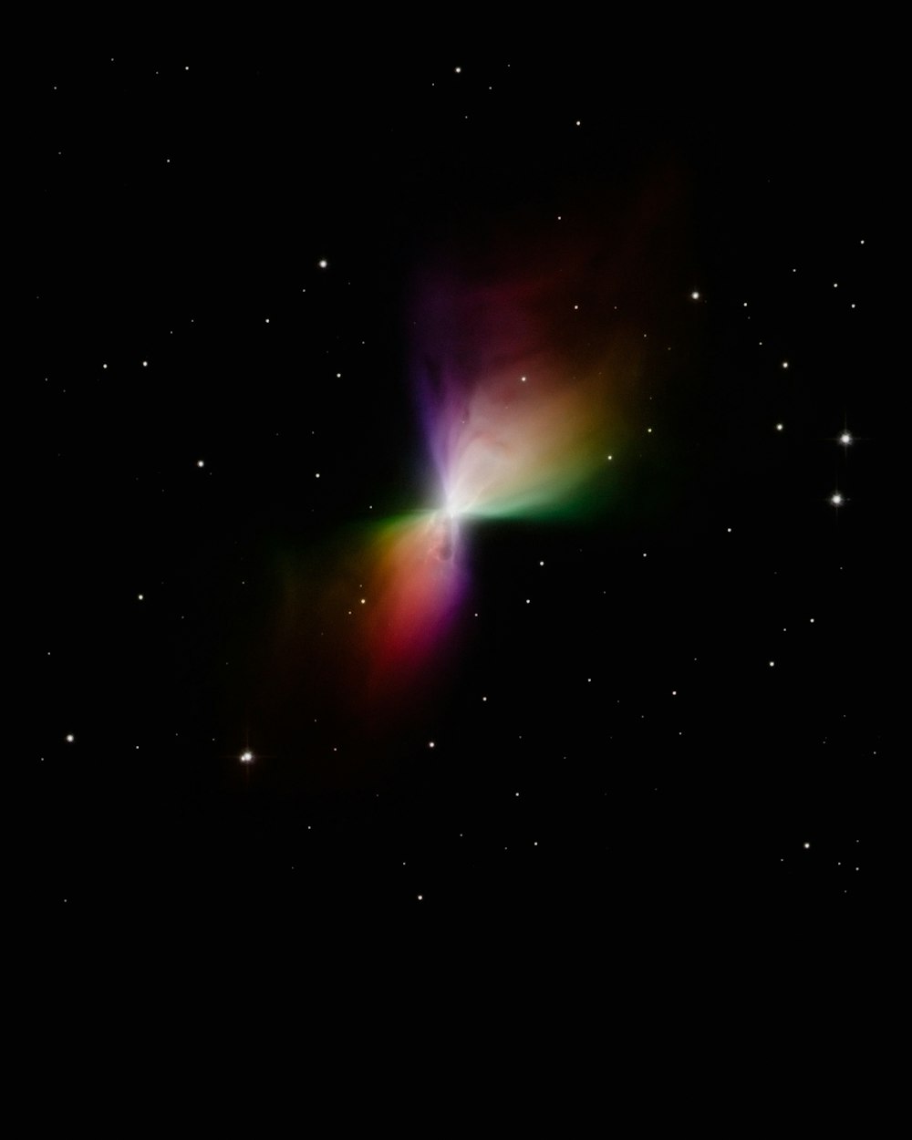 ein buntes Objekt am dunklen Himmel mit Sternen