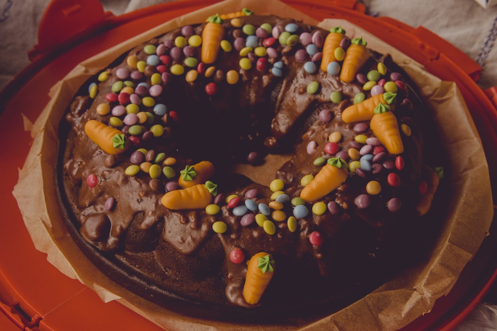 사탕과 사탕으로 장식된 초콜릿 케이크