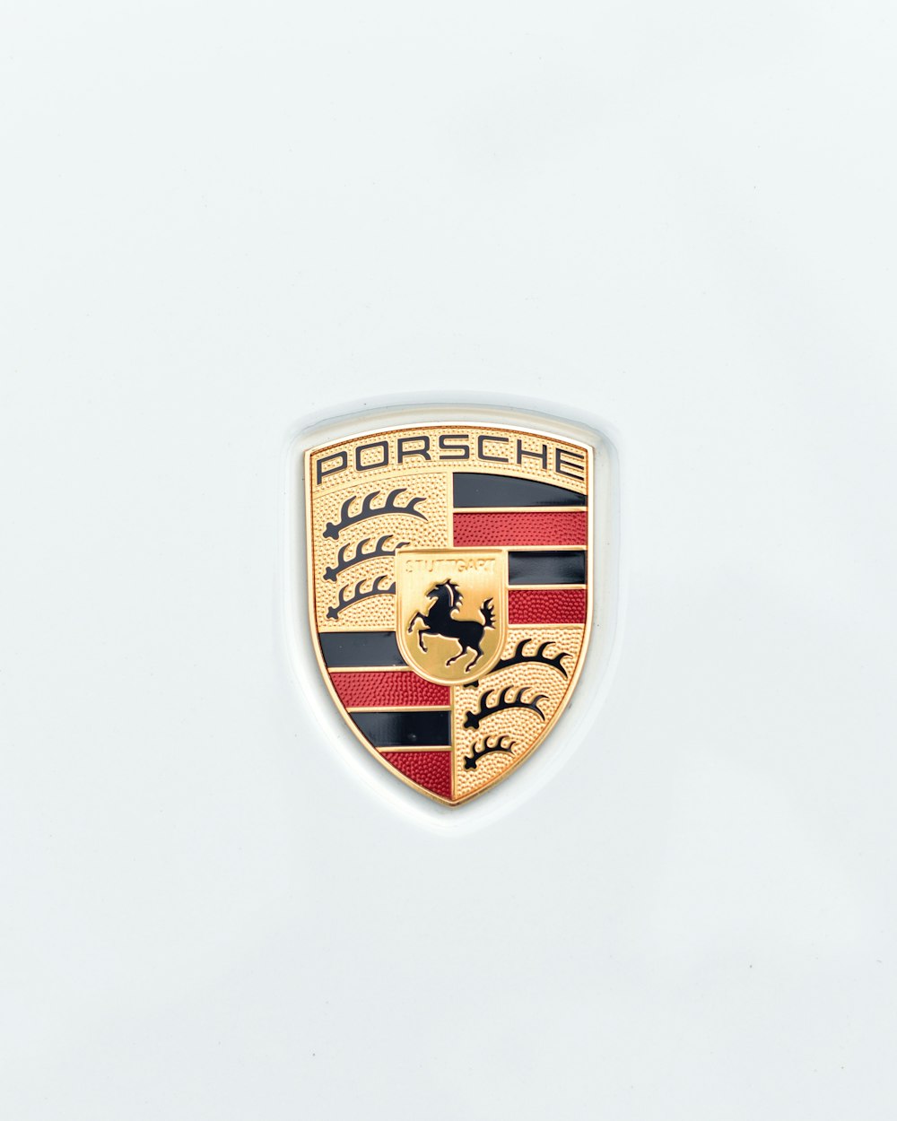 Un emblema de Porsche sobre fondo blanco