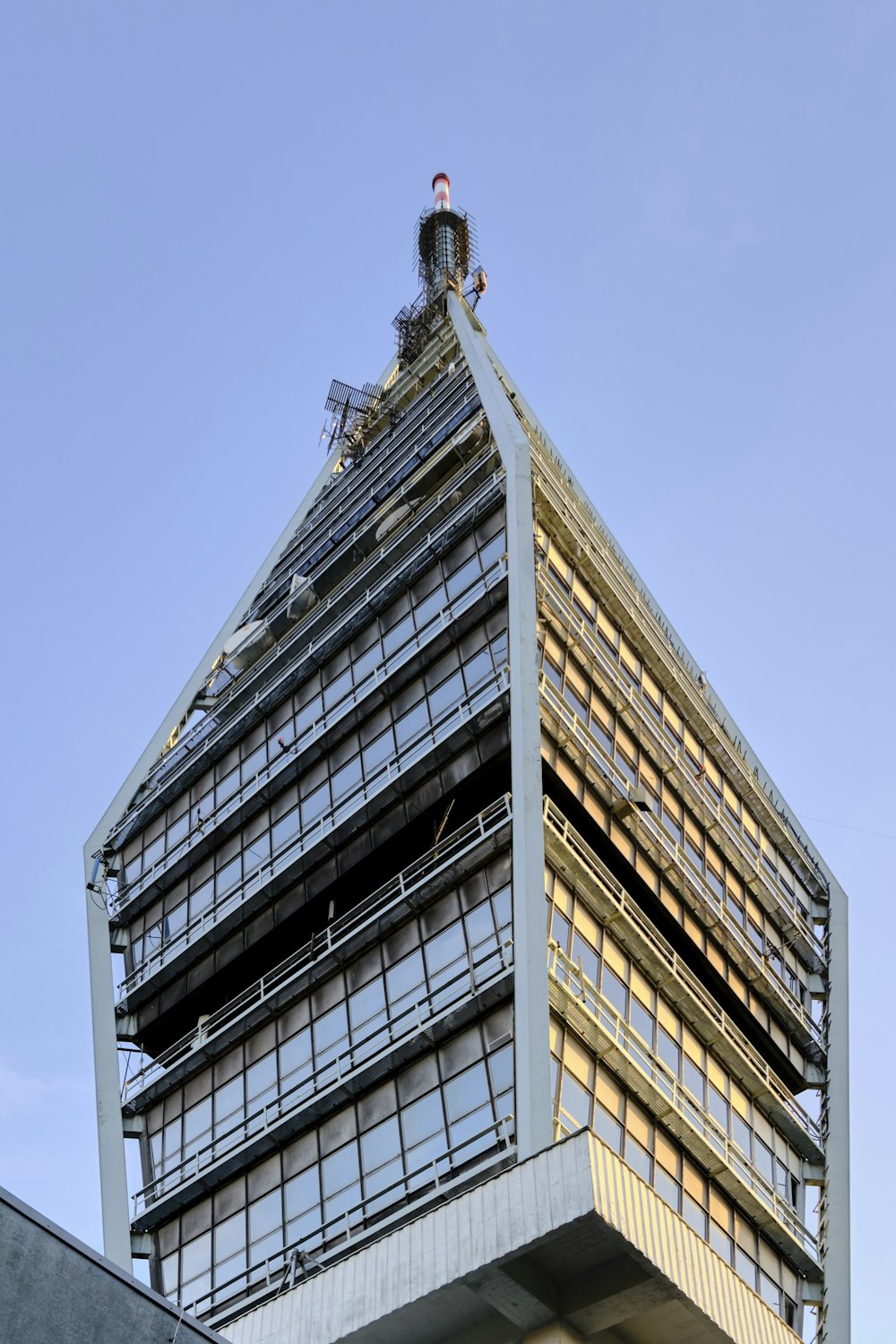 um edifício alto com um fundo do céu